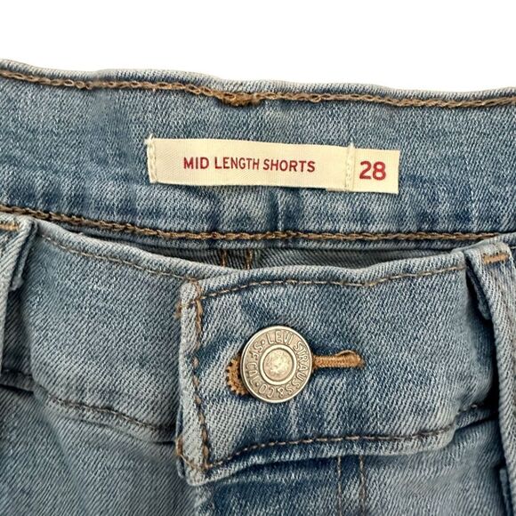 Levi’s ~ Women’s light wash denim shorts ~ mid length ~ size 28 ~ 5 pocket - Picture 3 of 9